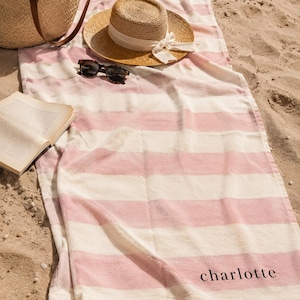Gepersonaliseerde strandhanddoek | Roze cabana-badhanddoek met strepen | Geïnspireerd door de Franse Rivièra | Vrijgezellenfeestcadeau afbeelding 4