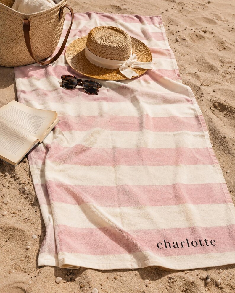 Gepersonaliseerde strandhanddoek | Roze cabana-badhanddoek met strepen | Geïnspireerd door de Franse Rivièra | Vrijgezellenfeestcadeau afbeelding 4