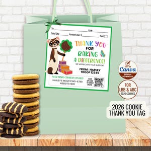 Puede incluir: Una bolsa de regalo verde claro con una pila de galletas y una etiqueta que dice "¡Gracias por hornear la diferencia!" con un hurón de dibujos animados sosteniendo un árbol. La etiqueta también incluye información de contacto y un código QR.