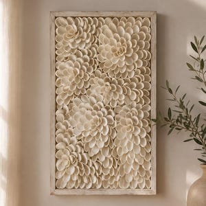 Wanddeko mit Muschelblumen, neutrales Küstenambiente, gerahmter Muschel-Wandbehang, rustikaler Holzrahmen, japanisches Strandhaus, Schlafzimmer- und Wohnzimmerdeko