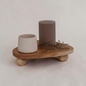 以下が含まれることがあります： 白い文字で「Welcome to our home」と書かれた素朴な木製サイン。 傷んだ仕上げとシンプルで魅力的なデザインで、玄関ドアの装飾に最適です。