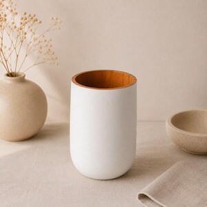 Witte houten vaas, bestekhouder van mahoniehout, minimalistische bureau-organizer, Scandinavische landelijke decoratie, boho keukendecoratie