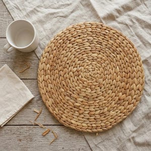Set di 4/6 tovagliette rotonde intrecciate in giacinto d'acqua / Decorazioni naturali per la tavola in stile boho / Apparecchiatura ecologica per la tavola / Cucina in stile rustico