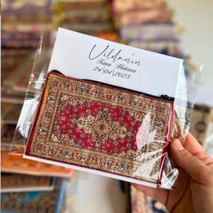 Carteras bohemias personalizadas para bodas / 50 recuerdos minimalistas para eventos