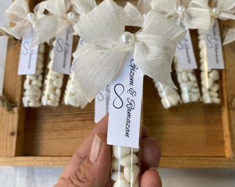 Cadeaux de mariage en sucre coeur : tube de verre, étiquette personnalisée et ruban