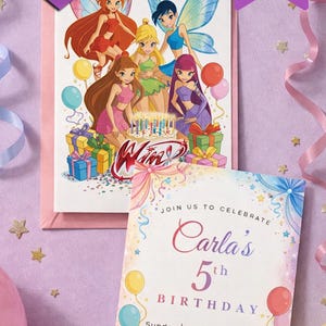 Könnte beinhalten: Eine Geburtstagseinladungsvorlage mit Cartoon-Feen, einem Kuchen mit Kerzen und dem Text "Carla's 5. Geburtstag". Das Design umfasst bunte Luftballons, Geschenkboxen und die Worte "Sofort-Download" und "In Canva bearbeiten".