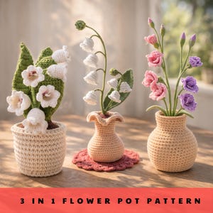 Può includere: Tre composizioni floreali all'uncinetto in vasi beige. I fiori includono mughetti bianchi, garofani rosa e rose viola. I vasi sono su una superficie di legno. Il testo in basso recita "3 IN 1 FLOWER POT PATTERN".