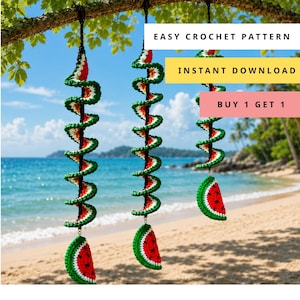 Puede incluir: Tres decoraciones colgantes de ganchillo en espiral con temática de sandía en hilo rojo, blanco y verde. Cada espiral termina con una rodaja de sandía. Texto: EASY CROCHET PATTERN, INSTANT DOWNLOAD y BUY 1 GET 1.
