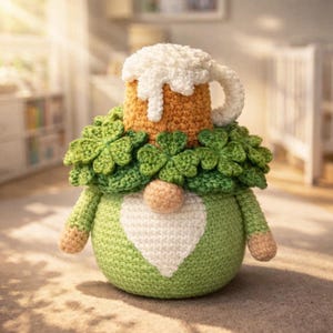 Puede incluir: Un juego de tres tazas de cerámica con un acabado moteado y mate. Las tazas son de color crema, gris claro y gris oscuro. Cada taza tiene un diseño simple y minimalista y un asa redondeada.