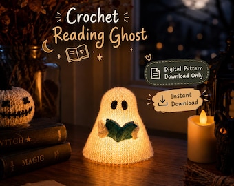 Puede incluir: Una figura de fantasma tejida a ganchillo en blanco que sostiene un pequeño libro verde, iluminada desde el interior. El texto en la imagen dice: Crochet Reading Ghost, Digital Pattern Download Only e Instant Download. Tiene ojos negros.