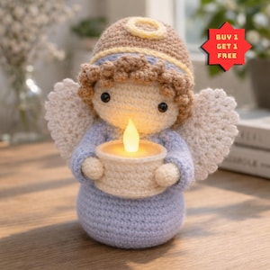 Könnte beinhalten: Handgefertigte Häkel-Engelsfigur in Hellblau, Beige und Braun. Der Engel hält eine leuchtende Kerze und hat weiße Flügel. Die Figur hat einen Heiligenschein und ist ein dekorativer Artikel.