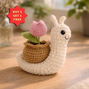 Puede incluir: Una taza de cerámica blanca con un asa negra y el texto "But First, Coffee" en negrita negra. La taza está sobre una superficie de madera. La taza mide aproximadamente 10 cm de alto.