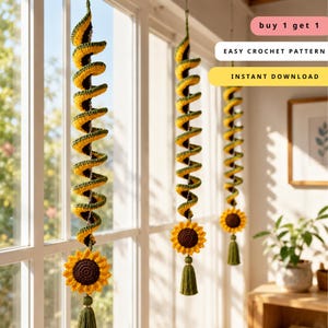 Könnte beinhalten: Drei hängende Häkelspiralen aus gelbem und grünem Garn, die jeweils mit einem Sonnenblumenmotiv und einer grünen Quaste enden. Die Texteinblendungen lauten: buy 1 get 1, EASY CROCHET PATTERN und INSTANT DOWNLOAD.