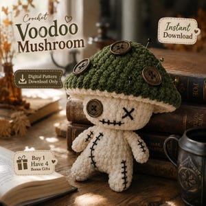 Puede incluir: Una muñeca de hongo vudú de ganchillo con un sombrero verde oscuro adornado con botones marrones y alfileres, un cuerpo color crema con detalles cosidos en negro y un ojo hecho de un botón marrón. El texto dice Crochet Voodoo Mushroom, Instant Download, Digital Pattern Download Only y Buy 1 Have 4 Bonus Gifts.