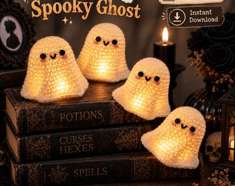 Puede incluir: Cuatro pequeños fantasmas de ganchillo color crema con ojos de cuentas negras y mejillas rosadas, cada uno iluminado desde el interior por una luz cálida. El texto "Crochet Spooky Ghost" aparece en la parte superior, junto a las etiquetas "Digital Pattern Download Only" e "Instant Download".