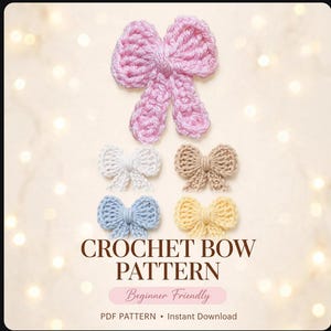 Peut inclure: Un modèle de nœud au crochet présentant un grand nœud rose en haut avec quatre nœuds plus petits en blanc, beige, bleu clair et jaune en dessous. Le texte indique CROCHET BOW PATTERN, Beginner Friendly, PDF PATTERN et Instant Download.