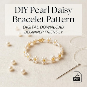 Puede incluir: Un patrón PDF de descarga digital para una pulsera de margaritas de perlas. La imagen muestra una pulsera terminada hecha de perlas blancas con centros amarillos, perlas blancas sueltas, una aguja de coser e hilo blanco. Texto: DIY Pearl Daisy Bracelet Pattern, DIGITAL DOWNLOAD, BEGINNER FRIENDLY.