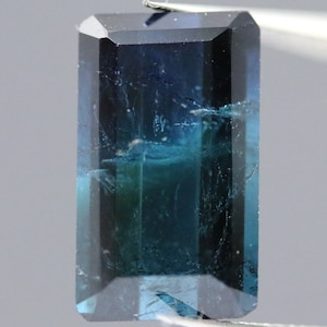 Piedra preciosa facetada de turmalina azul bicolor, talla esmeralda, 6,6 ct