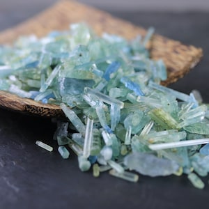 Blue & Green Aquamarine Crystal Lot – 20 Carats (5–15 Pieces, 5–25mm) Raw Healing Gemstones for Jewelry and Collecting