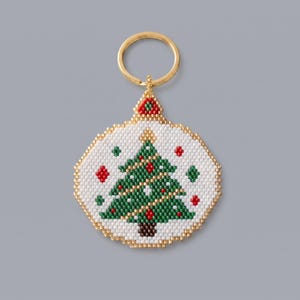 Puede incluir: Un llavero circular de cuentas con fondo blanco y un diseño central de árbol de Navidad verde. El árbol está decorado con pequeñas cuentas rojas y blancas. El llavero tiene una anilla de metal dorado y un borde de cuentas doradas.