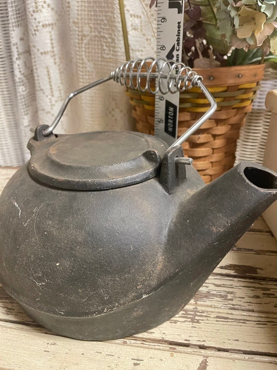 Vintage Cast Iron Mini Pot Kettle with Bail Handle Marked #5482 103.1