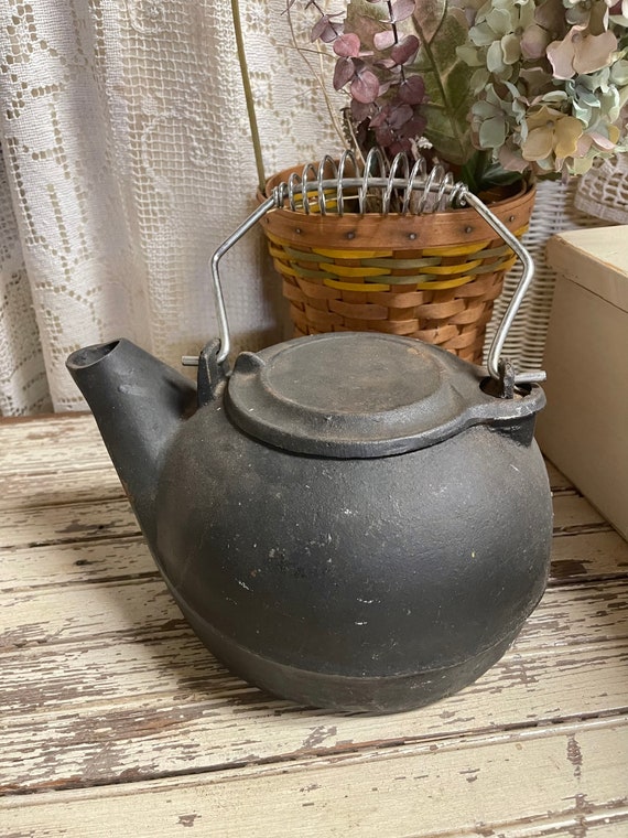 Vintage CAST IRON Tea Kettle Wire Handle Swivel Lid Camp Kettle Coffee  Kettle Fireside Kettle Cowboy Camp Hearth Decor 