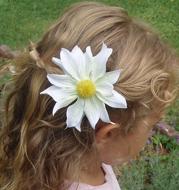 large daisy hair clip