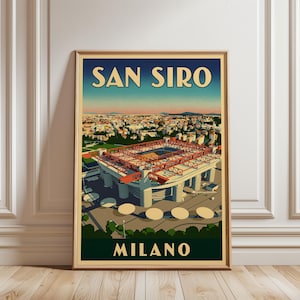 Könnte beinhalten: Ein vertikales Poster mit einer stilisierten Illustration des San Siro Stadions in Mailand, Italien. Das Kunstwerk zeigt die Stadionstruktur mit roten Fachwerkträgern, eine Stadtsilhouette im Hintergrund sowie den Text SAN SIRO oben und MILANO unten.