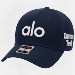 Pu&ograve; includere: Cappellino da baseball blu navy con la scritta bianca "alo" sul davanti. Il lato destro del cappellino presenta il testo bianco "Custom Text". Una piccola etichetta sulla visiera recita "OTTO CLASSIC".