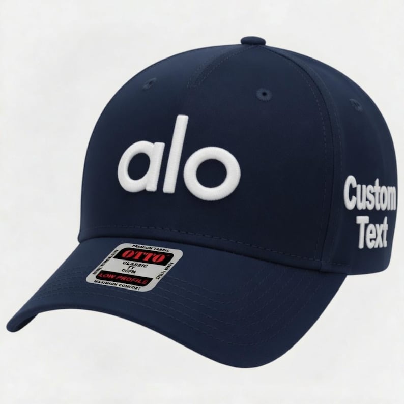 Pu&ograve; includere: Cappellino da baseball blu navy con la scritta bianca "alo" sul davanti. Il lato destro del cappellino presenta il testo bianco "Custom Text". Una piccola etichetta sulla visiera recita "OTTO CLASSIC".