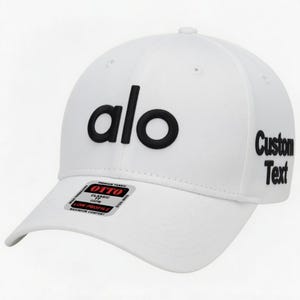 Pu&ograve; includere: Cappellino da baseball bianco con la scritta "alo" in lettere nere sul davanti. Il testo "Custom Text" &egrave; sul lato. Una piccola etichetta sulla visiera recita "OTTO Classic OSFM Low Profile Maximum Comfort".