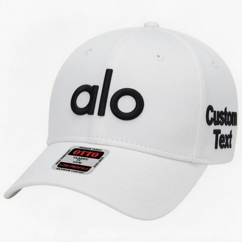 Pu&ograve; includere: Cappellino da baseball bianco con la scritta "alo" in lettere nere sul davanti. Il testo "Custom Text" &egrave; sul lato. Una piccola etichetta sulla visiera recita "OTTO Classic OSFM Low Profile Maximum Comfort".