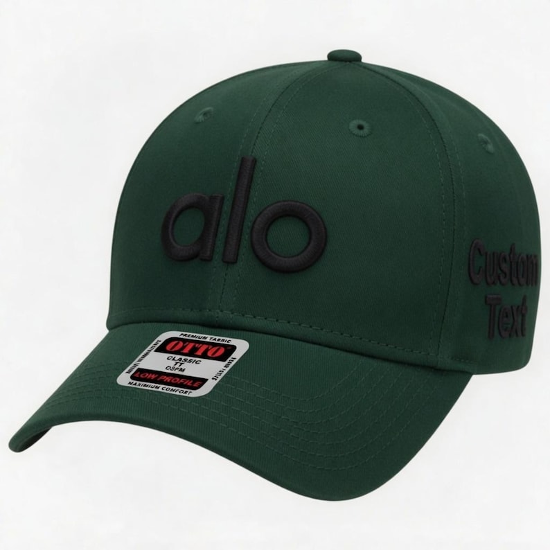 Pu&ograve; includere: Un cappellino da baseball verde scuro con la scritta "alo" in nero in rilievo sul davanti. Il lato destro del cappellino riporta le parole "Custom Text" in nero. Il cappellino ha una visiera curva e una piccola etichetta con "OTTO" e "Classic".