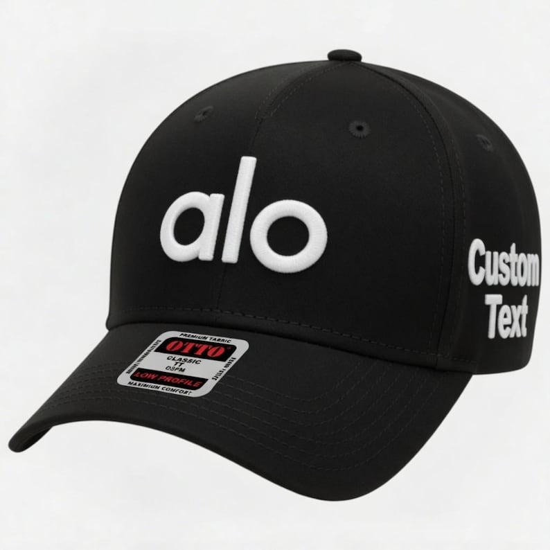 Pu&ograve; includere: Cappellino da baseball nero con la scritta bianca "alo" sul davanti e "Custom Text" sul lato. Il cappellino ha una visiera curva e una piccola etichetta sulla visiera.