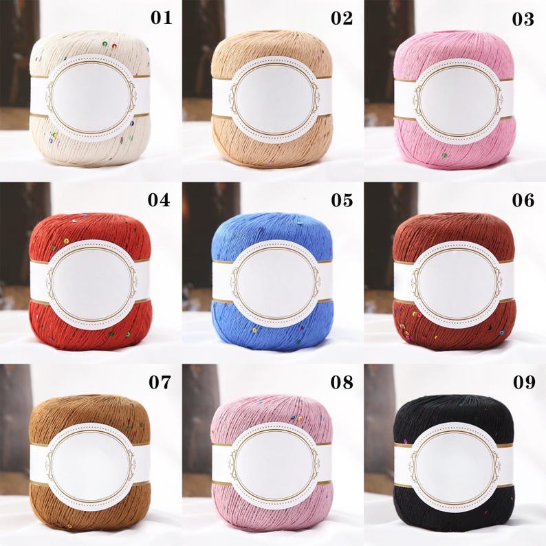 Puede incluir: Nueve madejas de hilo en varios colores, incluyendo crema, beige, rosa, rojo, azul, marr&oacute;n, marr&oacute;n claro, lavanda y negro. Cada ovillo de hilo tiene una etiqueta blanca con un dise&ntilde;o ovalado. El hilo est&aacute; salpicado de peque&ntilde;os adornos coloridos.