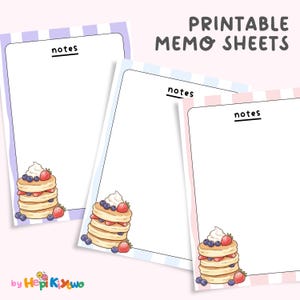 Puede incluir: Hojas de notas imprimibles con una ilustración de panqueques. Las hojas tienen un fondo blanco con bordes de colores pastel. Cada hoja tiene la palabra "notas" en la parte superior. Los panqueques están cubiertos con crema batida, arándanos y fresas.