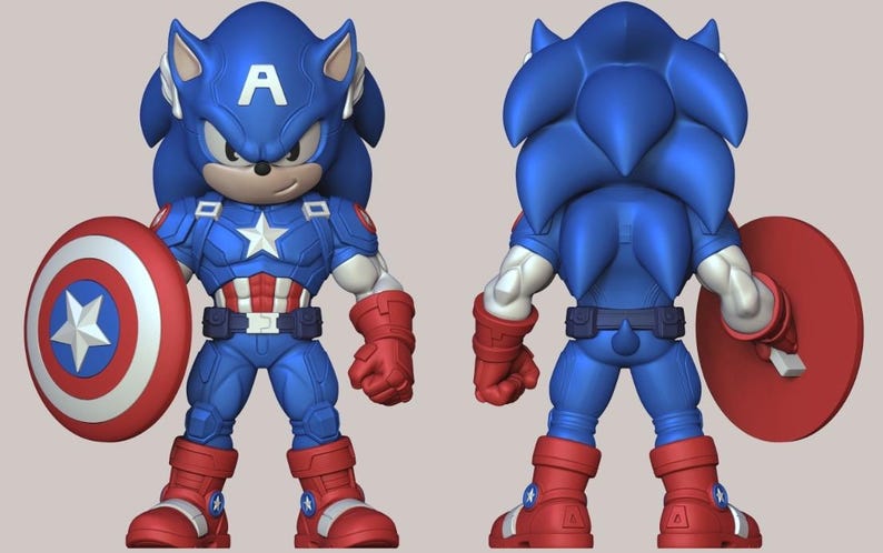 Op de afbeelding: Een blauw beeldje van Sonic the Hedgehog verkleed als Captain America, met een schild. De figuur staat in een heldenpose, met een rood, wit en blauw kleurenschema. De voor- en achterkant van de figuur zijn afgebeeld.