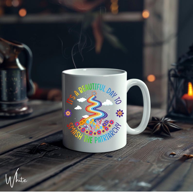 It's A Beautiful Day To Smash The Patriarchy-sweater | Feministische ronde hals | Bloemen regenboogafbeelding | Bekrachtigend citaat | Gildan 18000-cadeau White Mug