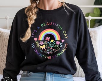 It's a Beautiful Day to Smash the Patriarchy shirt met lange mouwen | Feministisch T-shirt met regenboogbloemen | Gildan 2400 grafische top| Versterk de protesttop