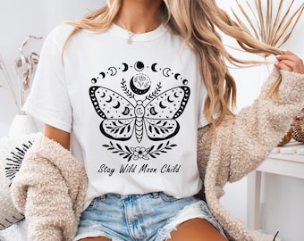 Bleib Wild Mond Kind Motte T-Shirt | Bunte Boho Motte & Mond Grafik | Cottagecore T-Shirt | Wohlfühlfarben 1717 | Witchy Tee Geschenk