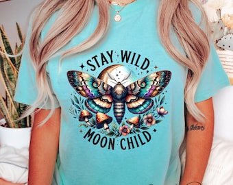 Bleib Wild Mond Kind Motte T-Shirt | Bunte Boho Motte & Mond Grafik | Cottagecore T-Shirt | Wohlfühlfarben 1717 | Witchy Tee Geschenk