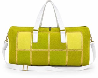 Bolso de lona de chenilla de rayón verde lima con correas blancas.
