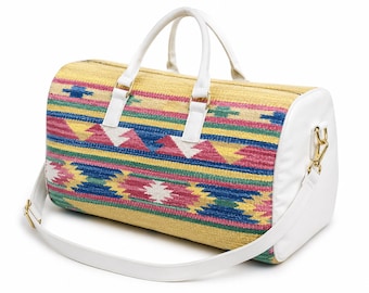 Bolso de viaje estilo boho tribal con estampado azteca colorido, ideal para escapadas de fin de semana.