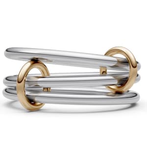 Peut inclure: Une bague argentée au design moderne. La bague présente quatre bandes parallèles reliées par deux accents circulaires dorés. Les bandes sont lisses et réfléchissantes, créant un look élégant et contemporain.