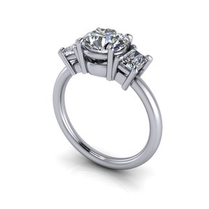 Pu&ograve; includere: Un anello d'argento con tre diamanti. Il diamante centrale &egrave; rotondo e i due diamanti laterali sono quadrati.