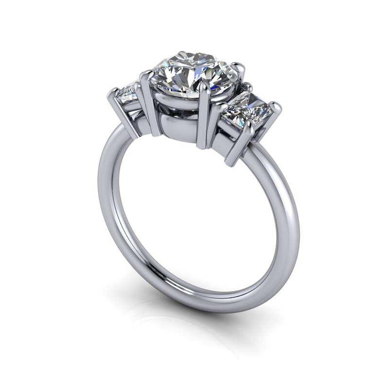 Pu&ograve; includere: Un anello d'argento con tre diamanti. Il diamante centrale &egrave; rotondo e i due diamanti laterali sono quadrati.