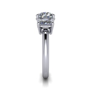 Pu&ograve; includere: Un anello di fidanzamento in argento a tre pietre con una grande pietra centrale di forma quadrata e due pietre laterali rettangolari pi&ugrave; piccole.