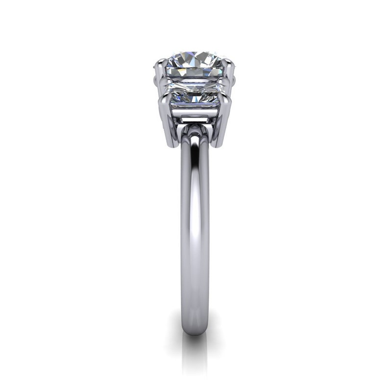 Pu&ograve; includere: Un anello di fidanzamento in argento a tre pietre con una grande pietra centrale di forma quadrata e due pietre laterali rettangolari pi&ugrave; piccole.