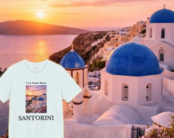 Camiseta minimalista con paisaje del pueblo de Oia, Santorini, Grecia. Recuerdo de viaje para las vacaciones de verano.