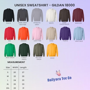 Puede incluir: Una selecci&oacute;n de sudaderas unisex Gildan 18000 en varios colores, como negro, rojo y dorado. La imagen muestra una tabla de tallas con medidas en cent&iacute;metros. Tambi&eacute;n es visible la marca "Dailyora Tee Co".